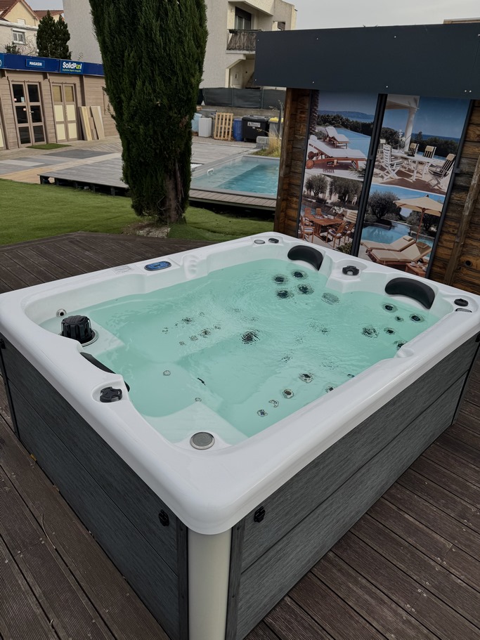 IMG_5561 Installation de Spas Haut de Gamme en Auvergne